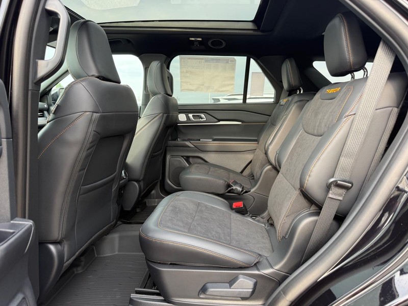 Ford Explorer Vehicle Full-screen Gallery Image 6