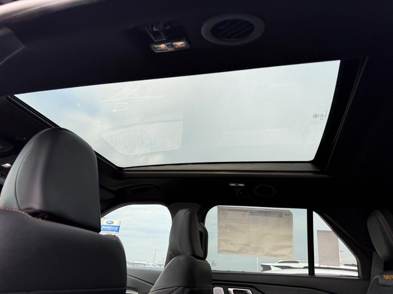 Ford Explorer Vehicle Full-screen Gallery Image 7