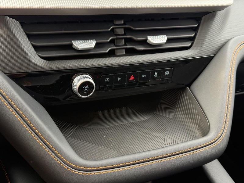 Ford Explorer Vehicle Full-screen Gallery Image 16