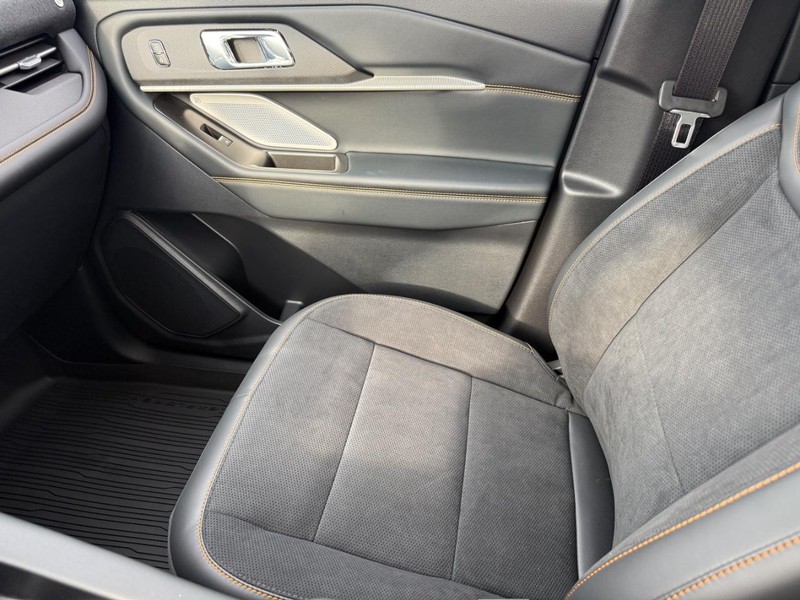 Ford Explorer Vehicle Full-screen Gallery Image 18