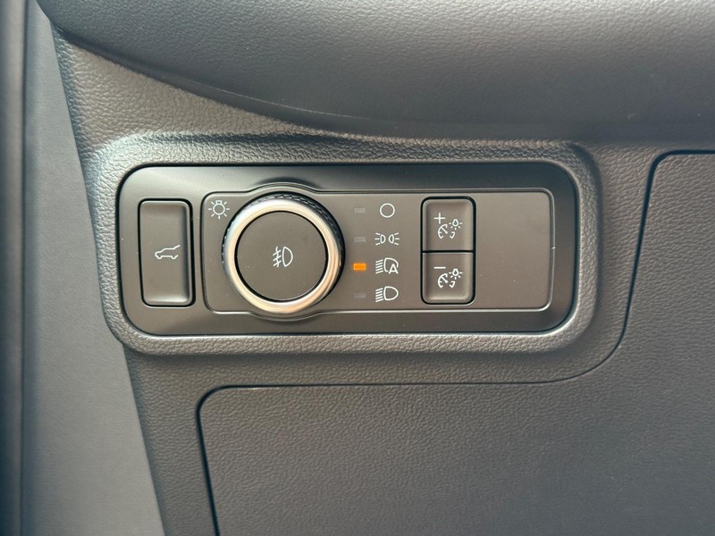 Ford Explorer Vehicle Full-screen Gallery Image 19