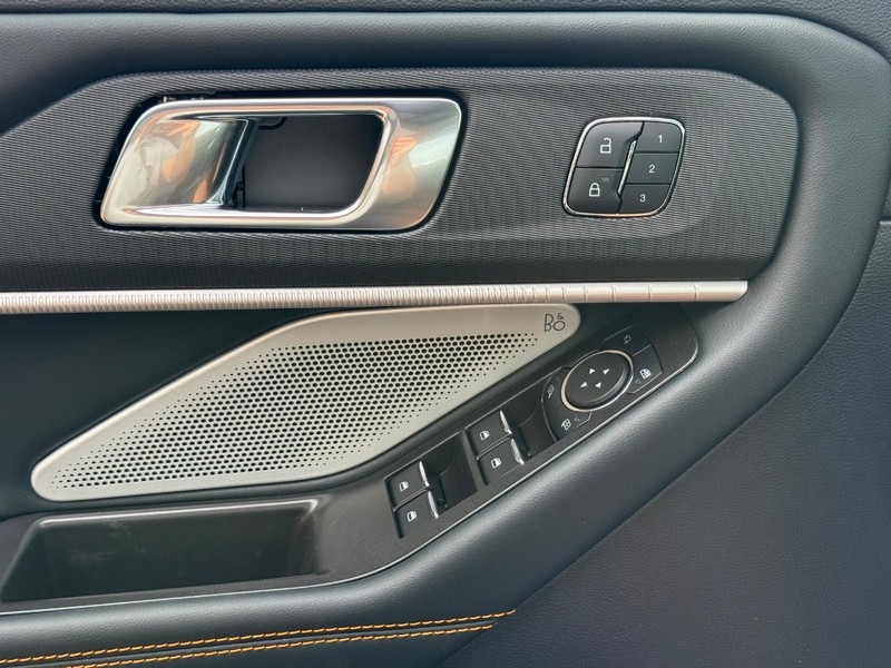 Ford Explorer Vehicle Full-screen Gallery Image 20