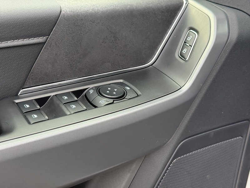 Ford F-150 Vehicle Full-screen Gallery Image 18