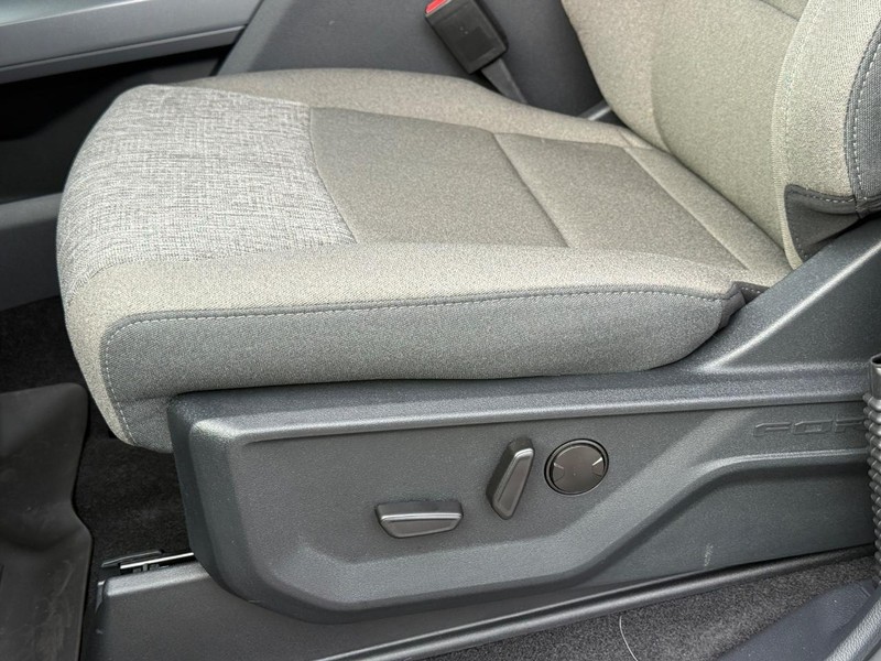 Ford F-150 Vehicle Full-screen Gallery Image 19