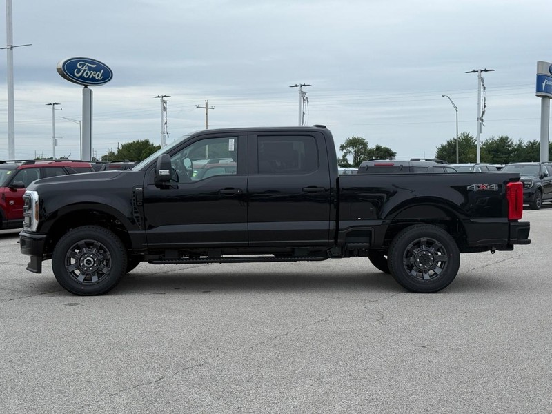 Ford Super Duty F-250 SRW Vehicle Full-screen Gallery Image 2