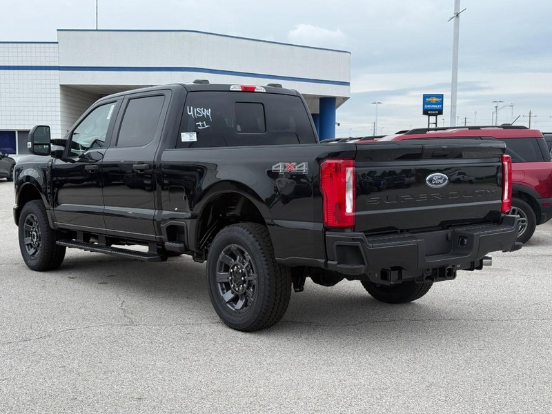 Ford Super Duty F-250 SRW Vehicle Full-screen Gallery Image 3