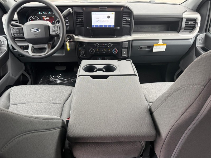 Ford Super Duty F-250 SRW Vehicle Full-screen Gallery Image 6