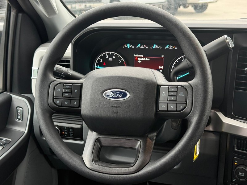 Ford Super Duty F-250 SRW Vehicle Full-screen Gallery Image 7