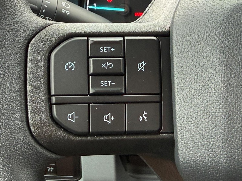 Ford Super Duty F-250 SRW Vehicle Full-screen Gallery Image 8