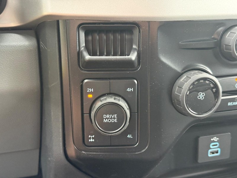 Ford Super Duty F-250 SRW Vehicle Full-screen Gallery Image 11