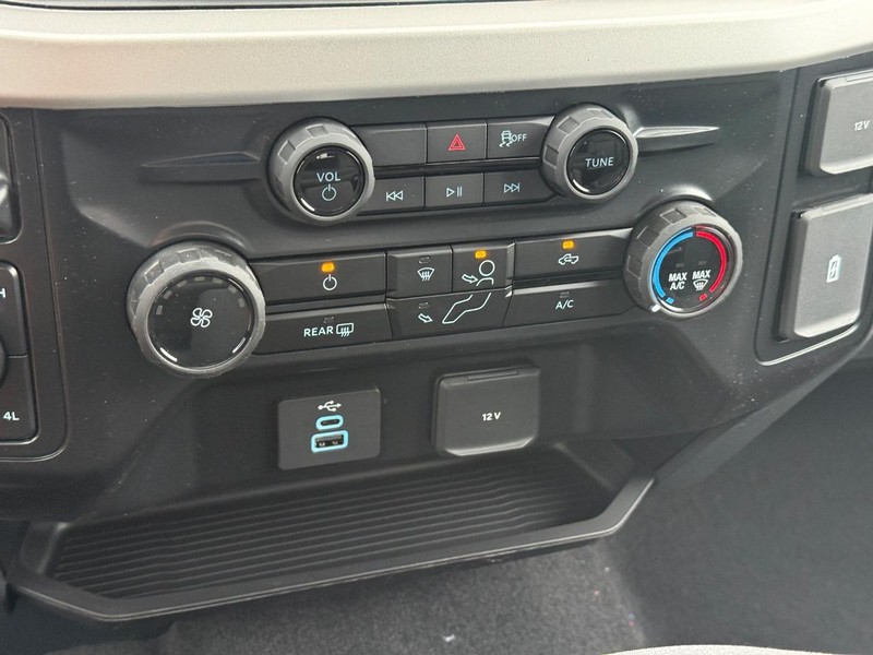 Ford Super Duty F-250 SRW Vehicle Full-screen Gallery Image 12