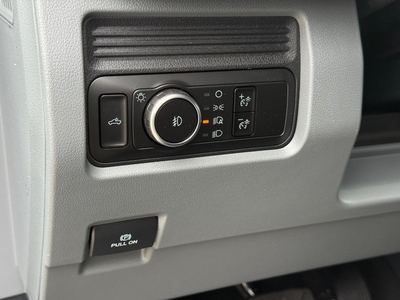 Ford Super Duty F-250 SRW Vehicle Full-screen Gallery Image 16