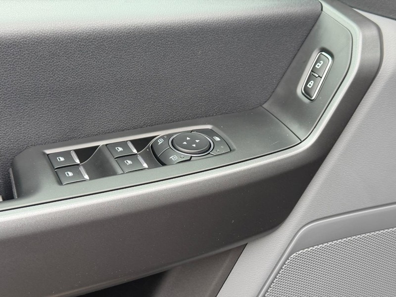 Ford Super Duty F-250 SRW Vehicle Full-screen Gallery Image 17