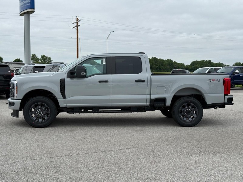 Ford Super Duty F-250 SRW Vehicle Full-screen Gallery Image 2