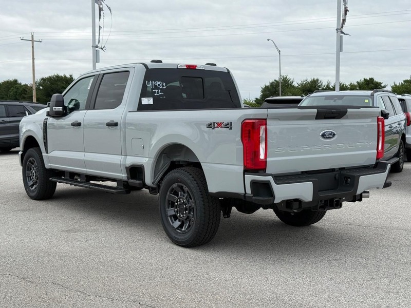 Ford Super Duty F-250 SRW Vehicle Full-screen Gallery Image 3