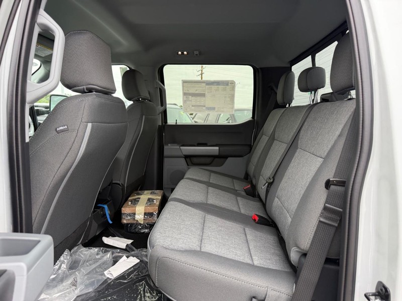 Ford Super Duty F-250 SRW Vehicle Full-screen Gallery Image 5