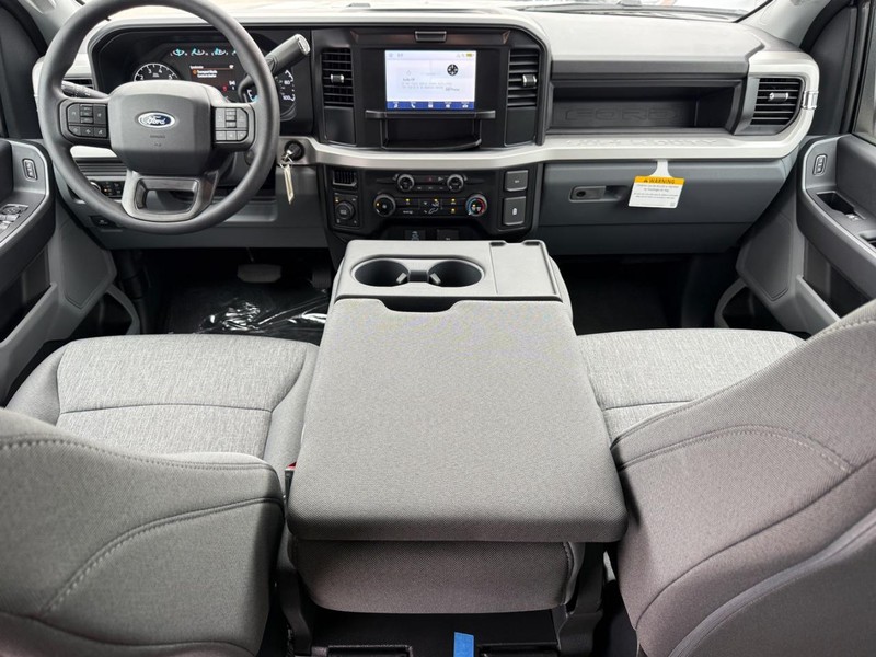 Ford Super Duty F-250 SRW Vehicle Full-screen Gallery Image 6