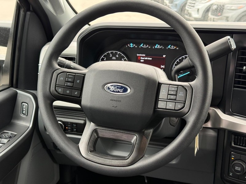 Ford Super Duty F-250 SRW Vehicle Full-screen Gallery Image 7