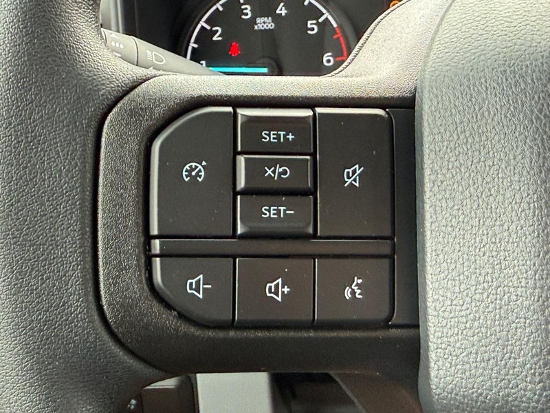 Ford Super Duty F-250 SRW Vehicle Full-screen Gallery Image 8