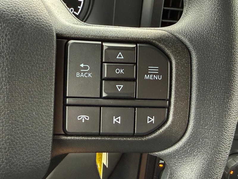 Ford Super Duty F-250 SRW Vehicle Full-screen Gallery Image 9