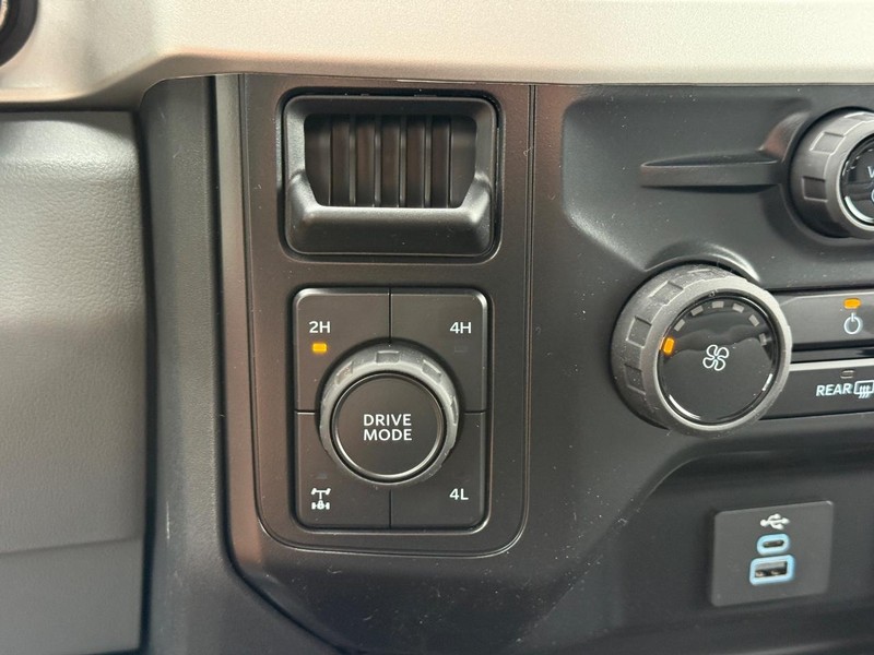Ford Super Duty F-250 SRW Vehicle Full-screen Gallery Image 12