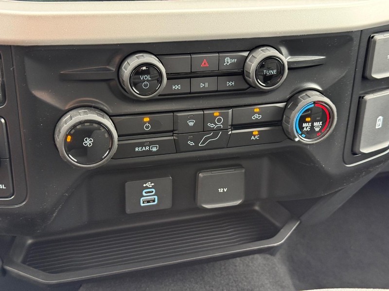 Ford Super Duty F-250 SRW Vehicle Full-screen Gallery Image 13