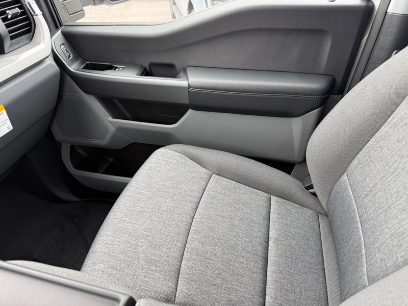 Ford Super Duty F-250 SRW Vehicle Full-screen Gallery Image 15