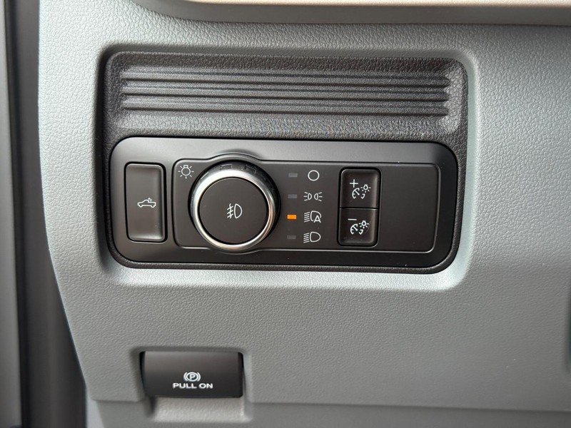 Ford Super Duty F-250 SRW Vehicle Full-screen Gallery Image 16