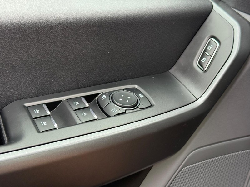 Ford Super Duty F-250 SRW Vehicle Full-screen Gallery Image 17