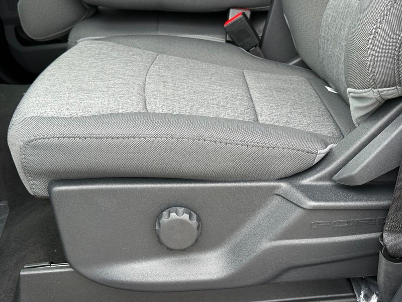 Ford Super Duty F-250 SRW Vehicle Full-screen Gallery Image 18