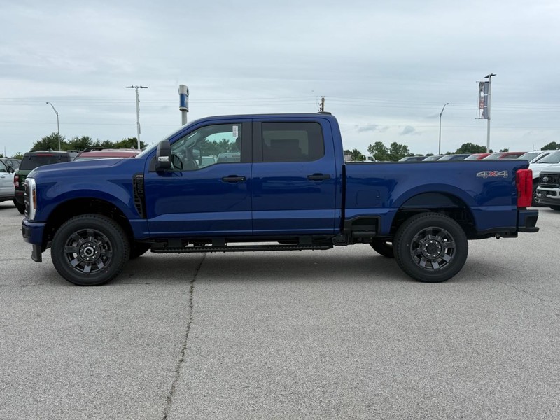 Ford Super Duty F-250 SRW Vehicle Full-screen Gallery Image 2