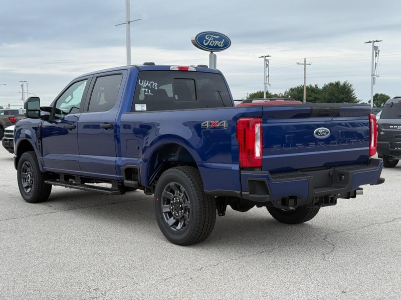 Ford Super Duty F-250 SRW Vehicle Full-screen Gallery Image 3
