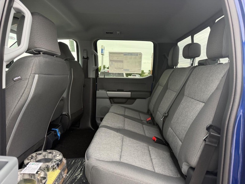 Ford Super Duty F-250 SRW Vehicle Full-screen Gallery Image 5