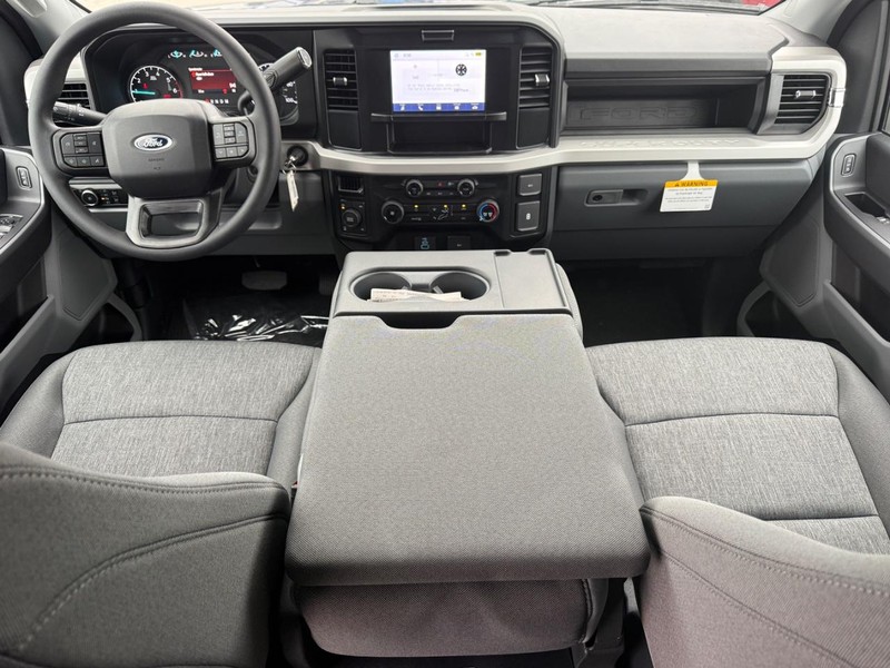 Ford Super Duty F-250 SRW Vehicle Full-screen Gallery Image 6