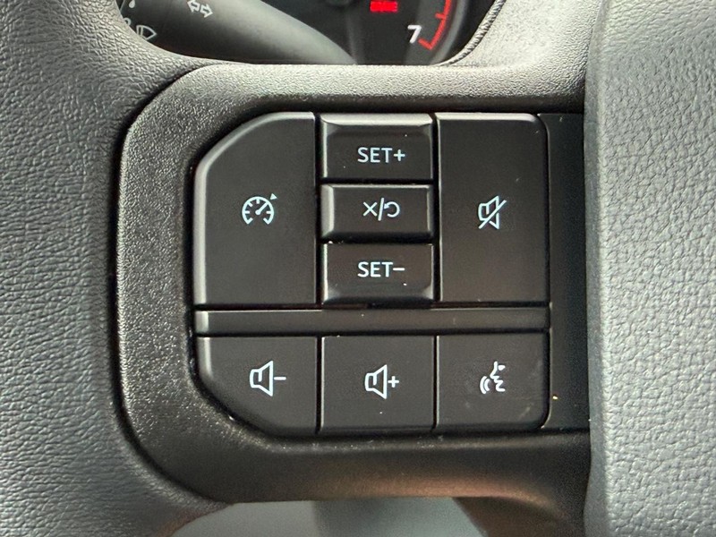 Ford Super Duty F-250 SRW Vehicle Full-screen Gallery Image 8