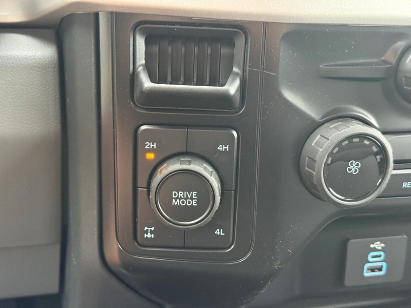 Ford Super Duty F-250 SRW Vehicle Full-screen Gallery Image 12