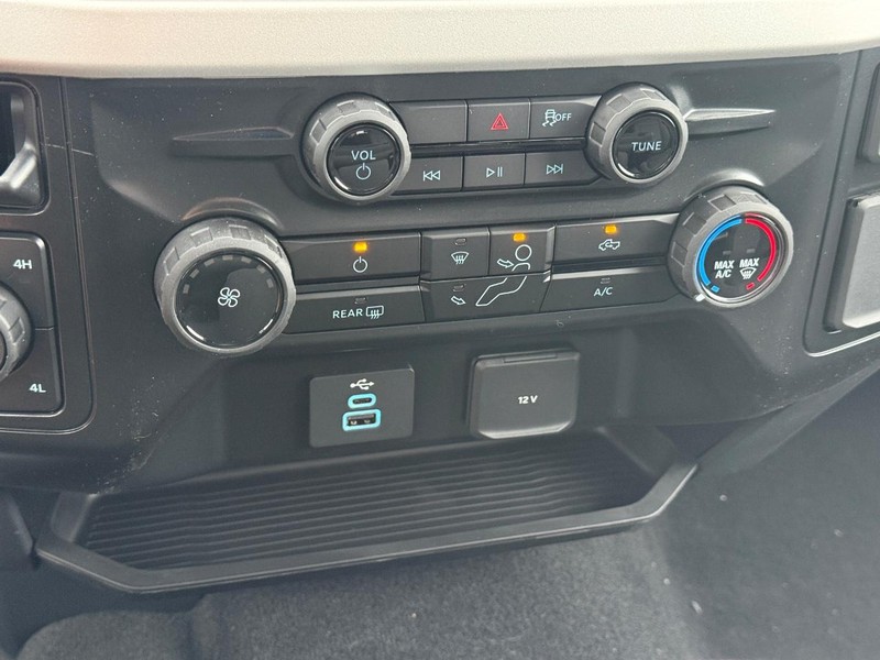 Ford Super Duty F-250 SRW Vehicle Full-screen Gallery Image 13
