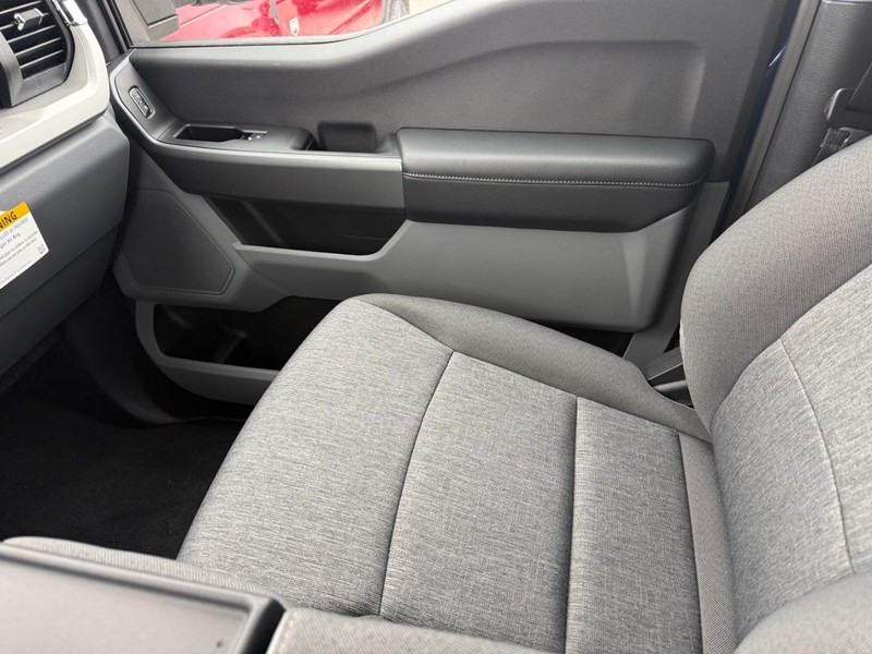 Ford Super Duty F-250 SRW Vehicle Full-screen Gallery Image 15