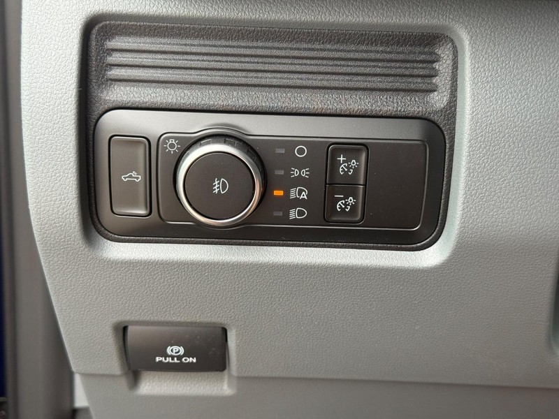 Ford Super Duty F-250 SRW Vehicle Full-screen Gallery Image 16