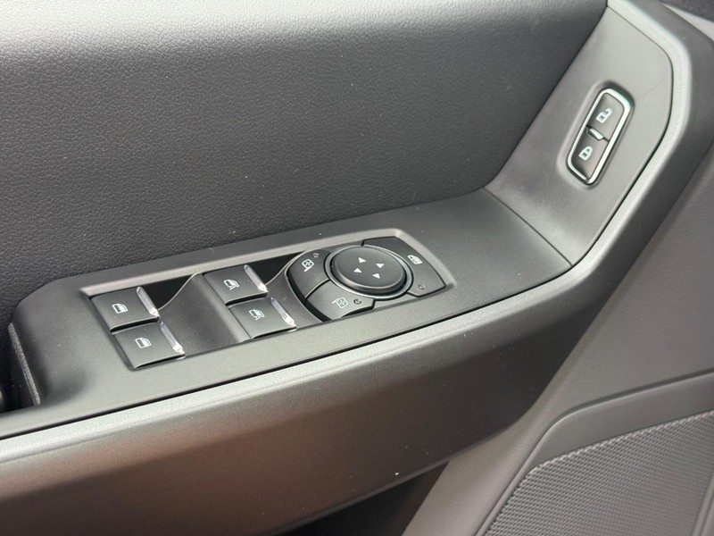 Ford Super Duty F-250 SRW Vehicle Full-screen Gallery Image 17