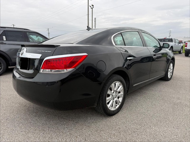 Buick LaCrosse Vehicle Full-screen Gallery Image 3