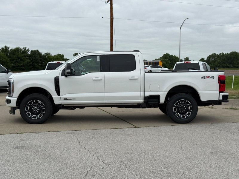 Ford Super Duty F-250 SRW Vehicle Full-screen Gallery Image 2