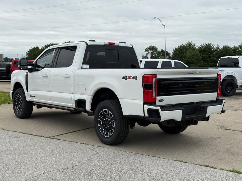 Ford Super Duty F-250 SRW Vehicle Full-screen Gallery Image 3