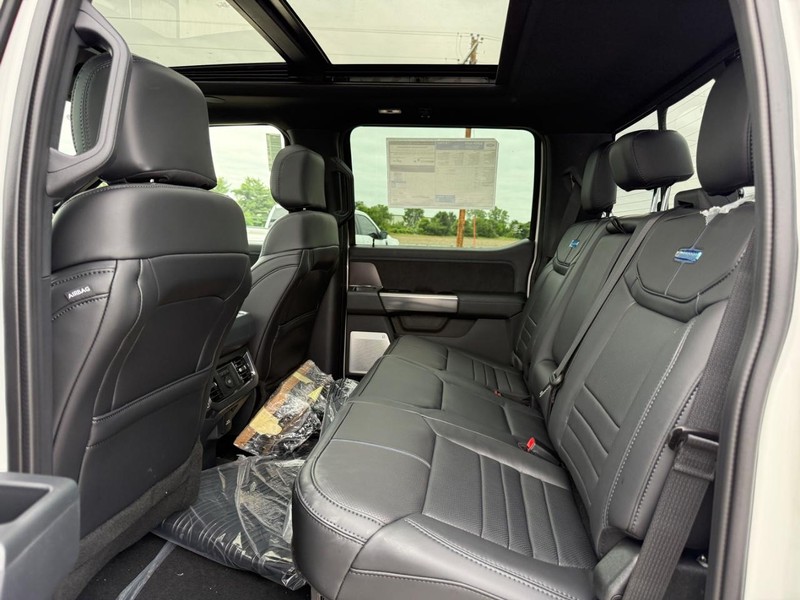 Ford Super Duty F-250 SRW Vehicle Full-screen Gallery Image 5
