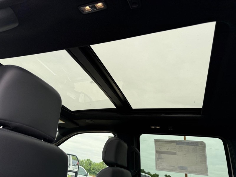 Ford Super Duty F-250 SRW Vehicle Full-screen Gallery Image 6