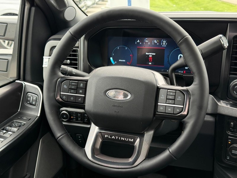 Ford Super Duty F-250 SRW Vehicle Full-screen Gallery Image 9