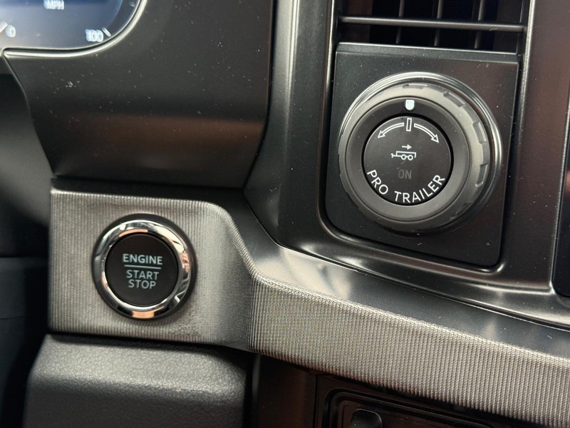 Ford Super Duty F-250 SRW Vehicle Full-screen Gallery Image 12
