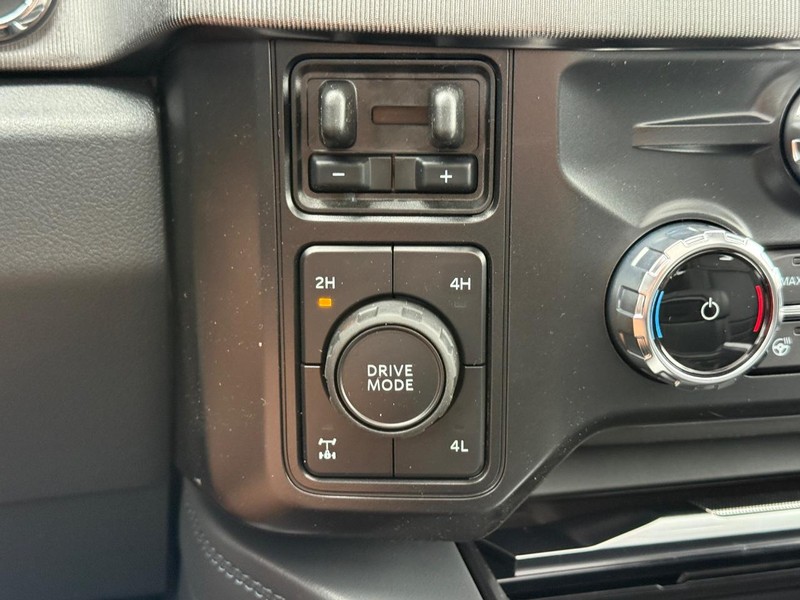 Ford Super Duty F-250 SRW Vehicle Full-screen Gallery Image 15