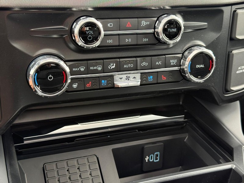 Ford Super Duty F-250 SRW Vehicle Full-screen Gallery Image 16