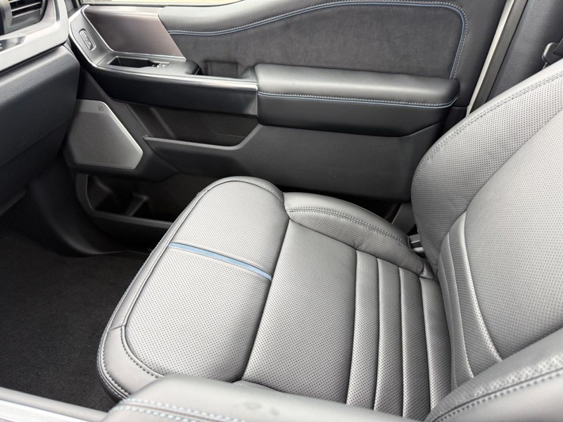 Ford Super Duty F-250 SRW Vehicle Full-screen Gallery Image 18